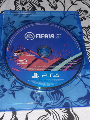 FIFA 19 PS4 game like new, 2 discs with 1 not working
