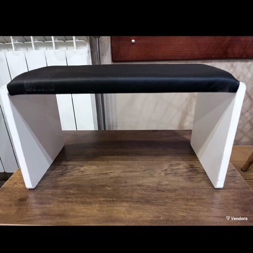 Black manicure stool slightly used