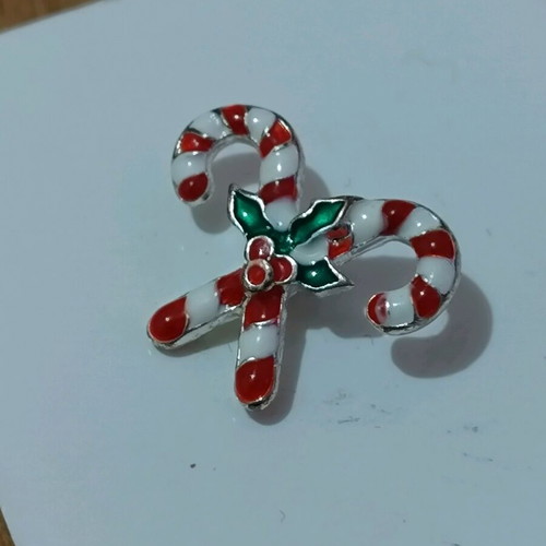 Christmas pin like new