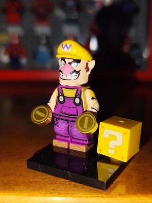 Φιγούρα Wario σαν καινούργια με βάση, κέρματα και question box