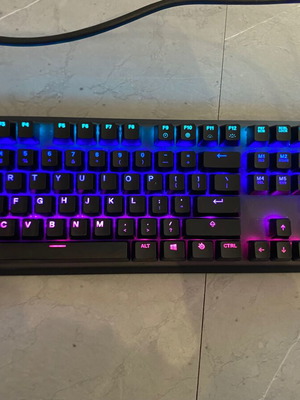 Πληκτρολόγιο gaming RGB