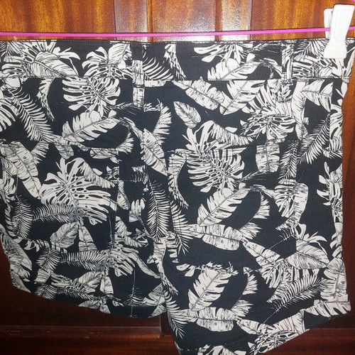 Printed shorts like new, size L, black and white
