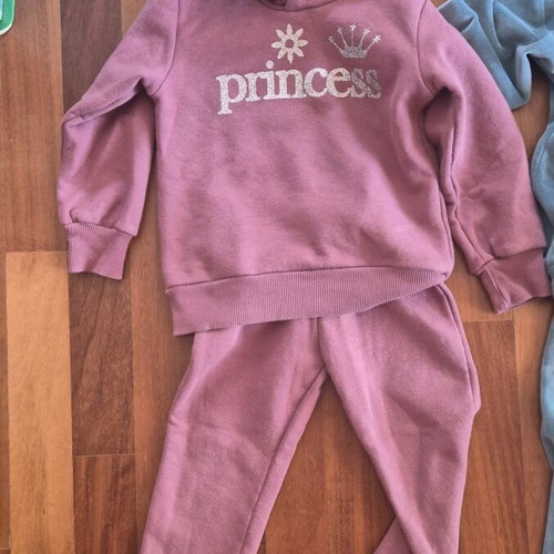 Children's tracksuit sets like new, 4 pieces for ages 3-4