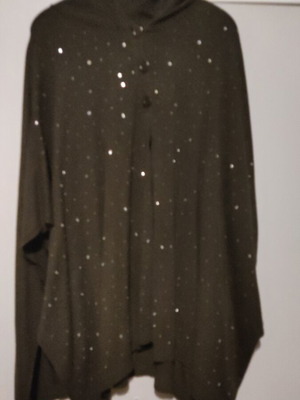 Modern cape like new, in olive green color