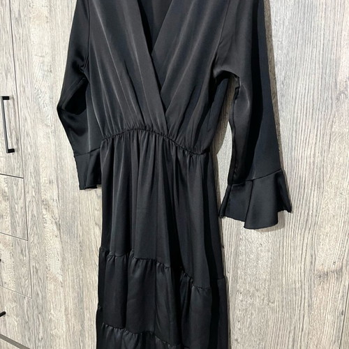 Midi dress like new, black with V neckline and ruffles
