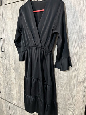 Midi dress like new, black with V neckline and ruffles