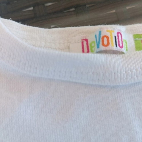 Devotion t-shirt Small white with sewn car and beads like new
