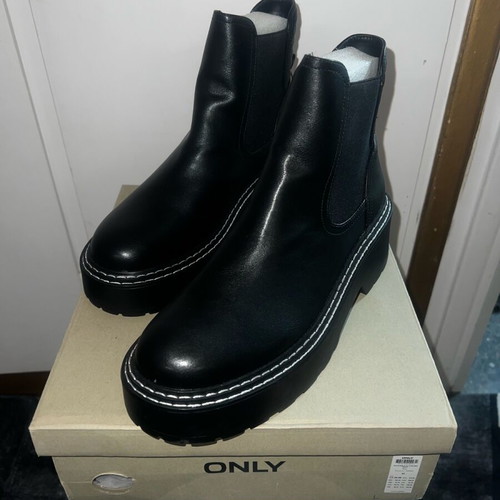 Only women's ankle boots size 41 new, black with white trim