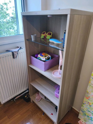 Έπιπλο Besta IKEA σαν καινούργιο με δύο ράφια, τζαμένιο ράφι και φωτισμό