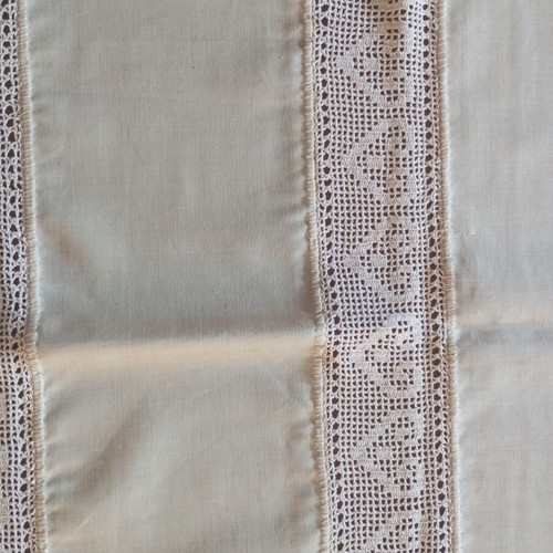 Beige hand-embroidered table runner with heart details