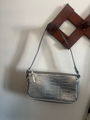 Silver shoulder bag like new, gray
