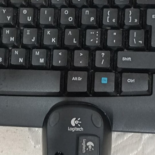 Logitech MK320 wireless keyboard and mouse combo like new