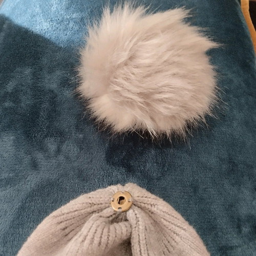 Hat like new with removable pompom and subtle rhinestones gray
