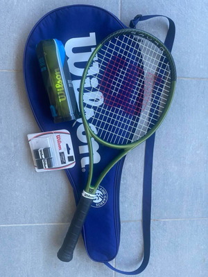 Ρακέτα τένις Wilson Blade 100 σχεδόν καινούρια με θήκη, 3 μπαλάκια και 2 bands