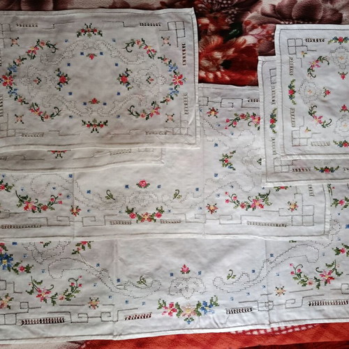 Vintage embroidered set of 6 white linen table runners