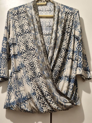 Women's blouse like new, size L, white and blue