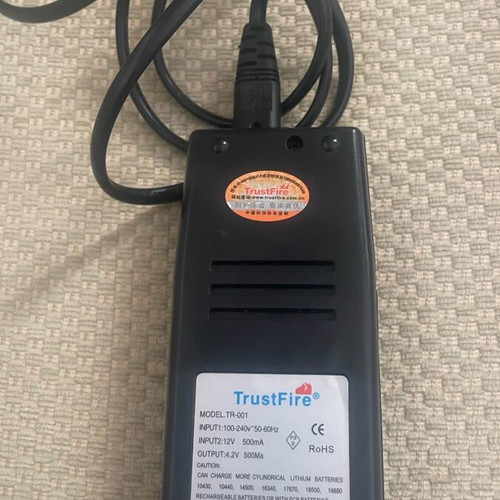 Battery charger like new with two rechargeable AA batteries