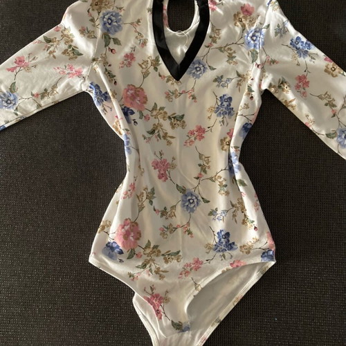Benetton floral bodice with 3/4 sleeve like new