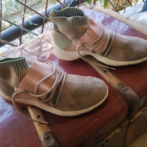 Athletic shoes like new, size 40, gray and beige