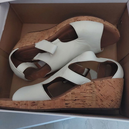 White leather women's sandals like new, size 40, platform style