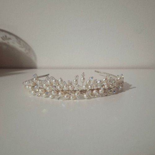 Bridal tiara, discreet and dazzling design