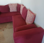 Γωνιακός καναπές κρεβάτι σαν καινούργιο, βουργουνδίας με αποθηκευτικό χώρο και μαξιλάρια