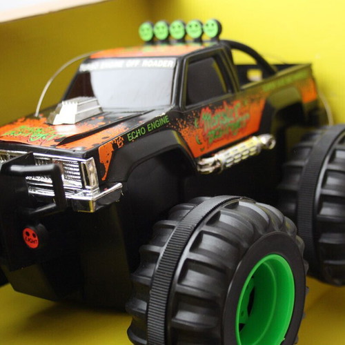 Vintage Monster Destroyer Truck 1991 with Engine Sound new