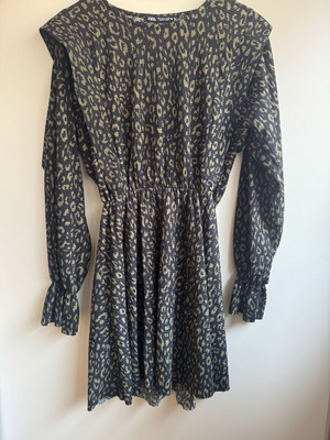 Zara dress with gathered waist and wide sleeve like new, black and green