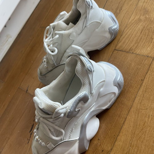 White walking shoes size 38 like new with thick sole