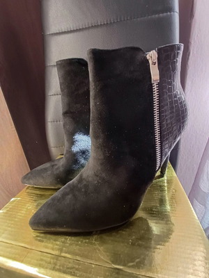 Booties like new size 40 with castor texture and croco design