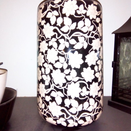 Chinese vase set used with lotus flower, black and white