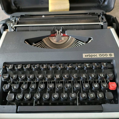 Hebros 1300F typewriter like new with case