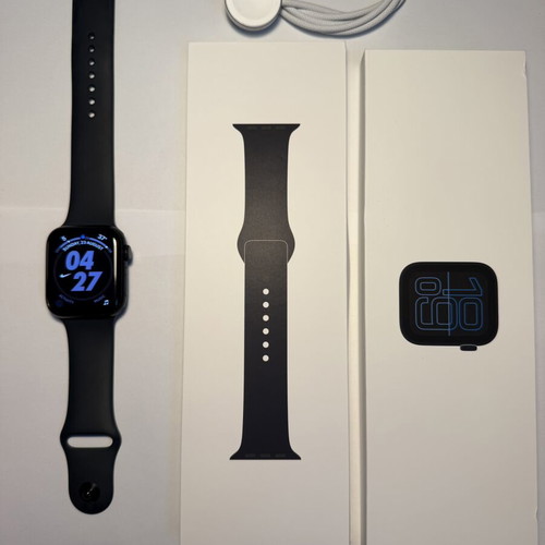 Apple Watch SE 3 44mm (2025) Midnight with accessories