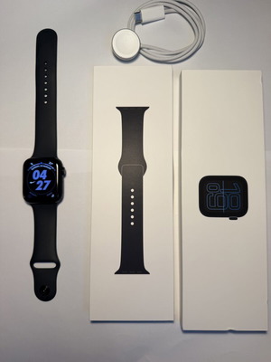 Apple Watch SE 3 44mm (2025) Midnight with accessories