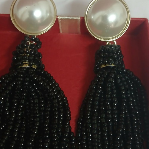 Long earrings with black beads and gold tone, 12 cm