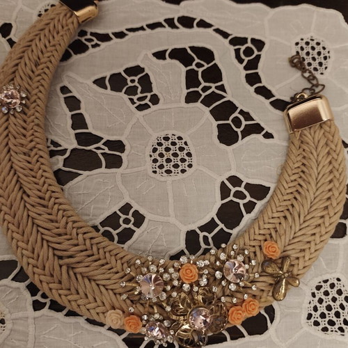 Beige gold straw-style woven necklace with rhinestones