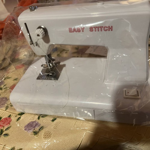 Vintage sewing machine with 4A batteries, new
