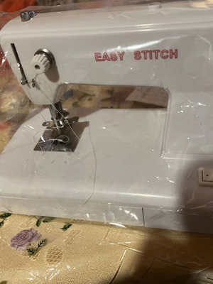 Vintage sewing machine with 4A batteries, new