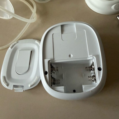 Ameda Mya Joy single breast pump like new with extra bottles