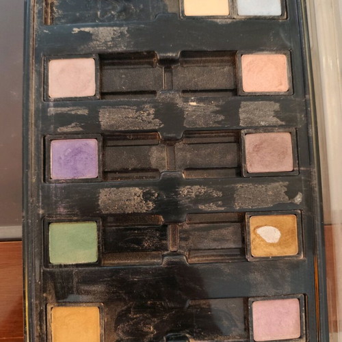 Artistry eyeshadow used, 10 shades