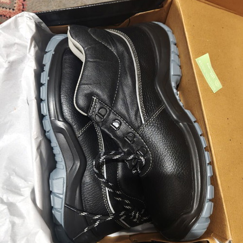 Work safety shoes new, size 43, black and gray