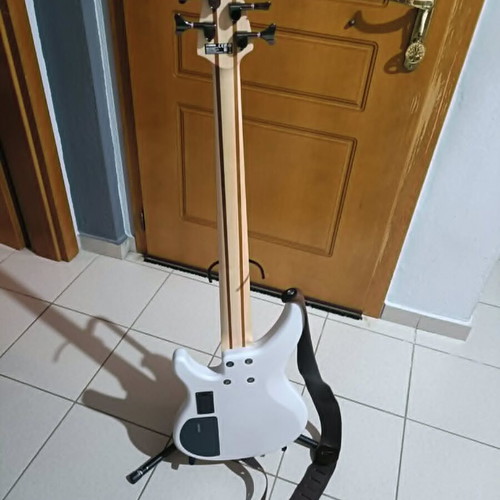 Yamaha TRBX-505 5-string bass guitar