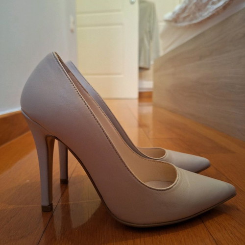 Migato leather pumps size 37 like new, beige