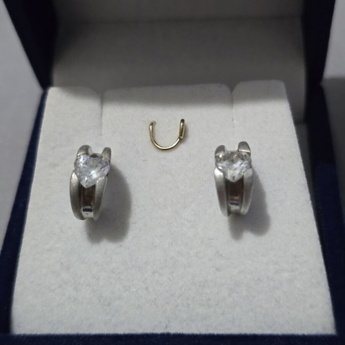 Silver earrings like new, vintage with velvet box