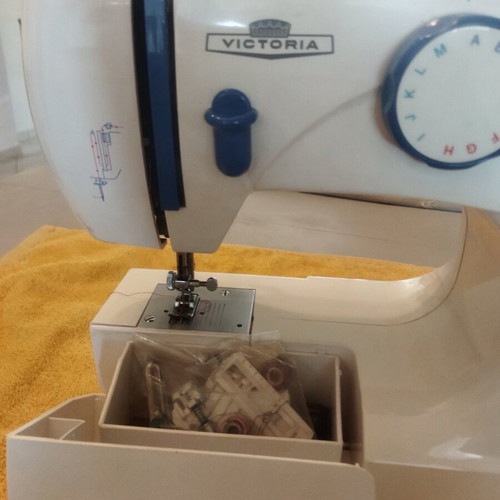 Victoria sewing machine used, very good condition