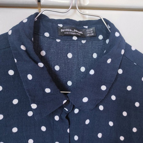 Bershka crop shirt like new, short sleeve dark blue polka dot with white