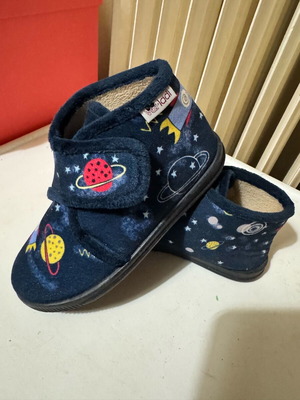 Boys' slippers like new with fur lining