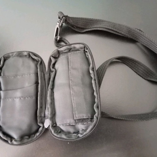 Maui And Sons branded case like new, dark blue and black