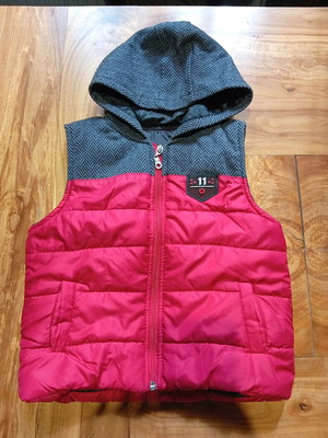 Hashtag sleeveless jacket for 4 years like new, black and red