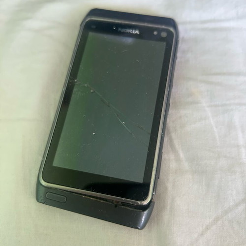 Nokia N8 phone for parts used, poor condition